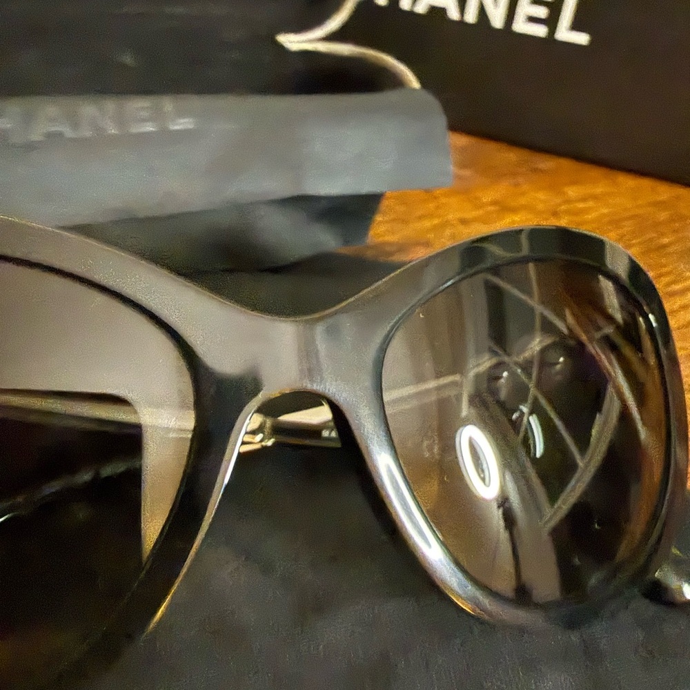 CHANEL Black Pearl Polarized Sunglasses - Picture 3 of 12